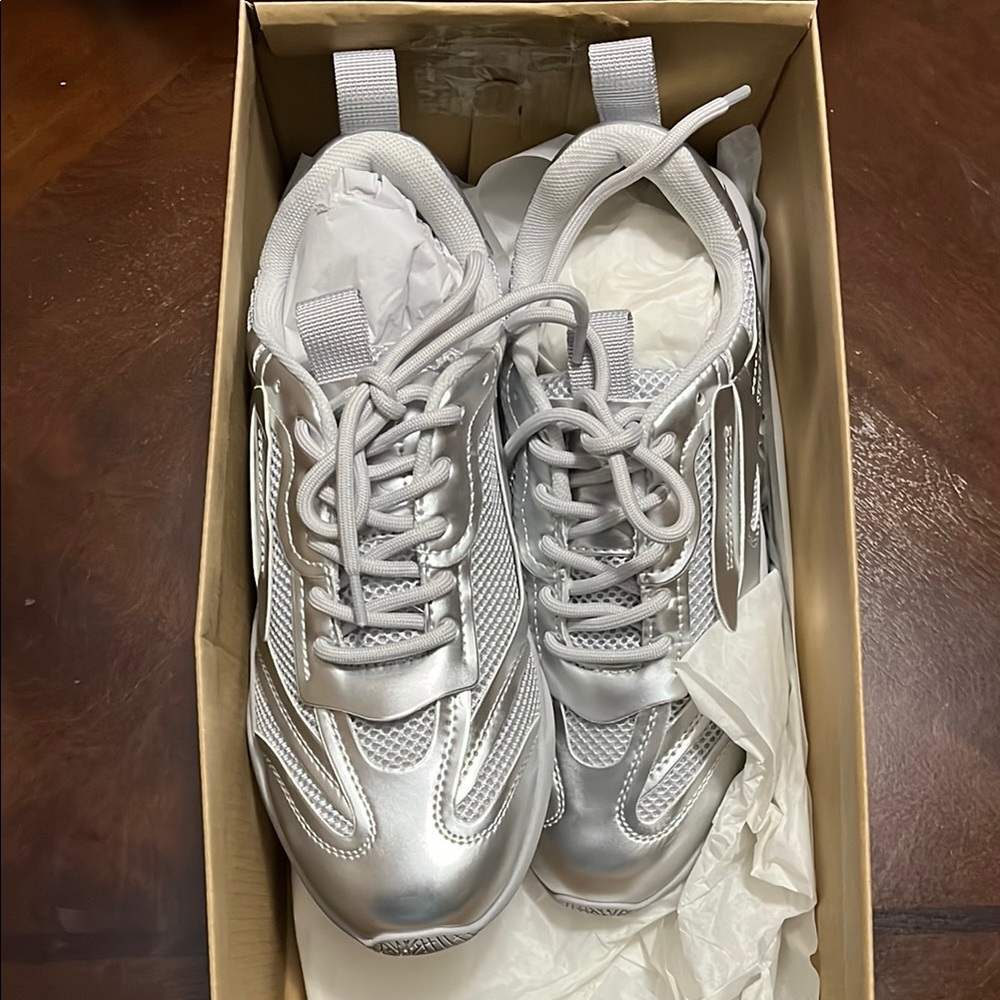 Steve Madden Pounce Silver gym shoes size 8.5 women’s